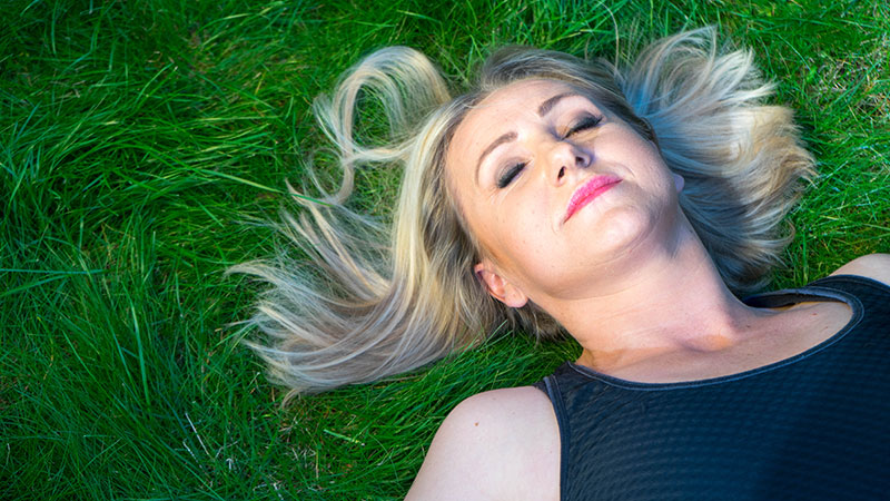 KaJa - Katharina Janowska - liegend im Gras